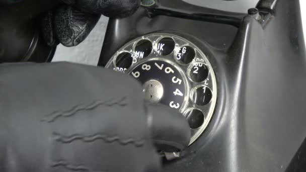黒革手袋のダイヤル古い電話電話のダイヤル ディスク ギャング泥棒の手 — ストック動画