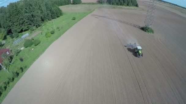 農業トラクター作業押す撒か菜種フィールド ドローンから空撮 — ストック動画