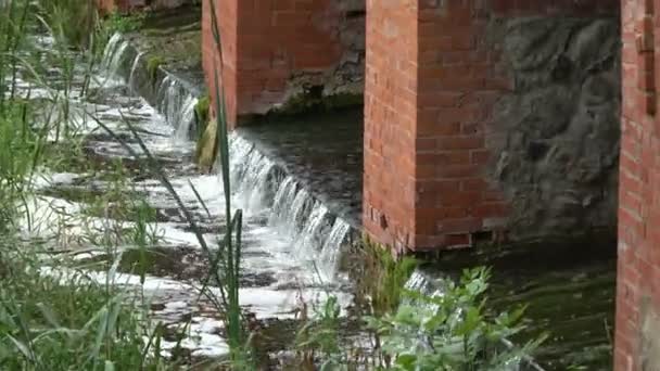 Flujo de agua de la antigua presa de ladrillos rojos lago histórico — Vídeos de Stock