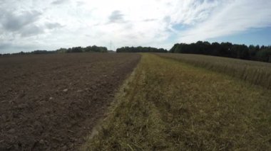 Yarı hasat ve sürülmüş buğday alan, zaman atlamalı