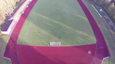 Yaz sonunda sabah boş futbol sahası, dron havadan görünümden ile stadyum