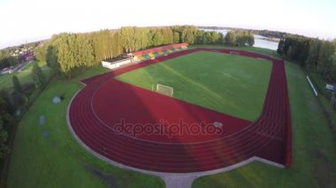 Uçak sinek kadar Spor Stadyumu sabah güneş ışığı üzerinde