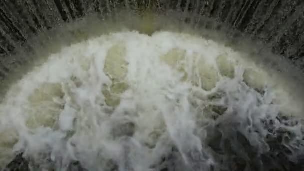 Salpicadura de agua en la presa del lago del río viejo — Vídeo de stock