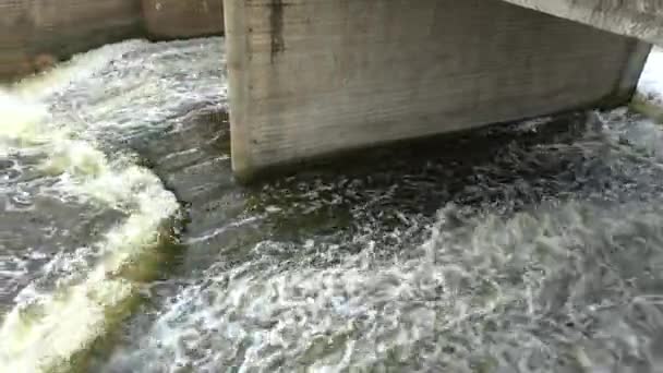 Construction du barrage du lac de la rivière et éclaboussures d'eau, vue panoramique — Video