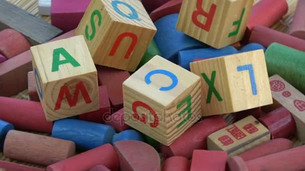 旋转字母和其他玩具立方体背景 — 图库视频影像