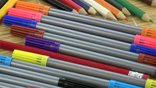 Crayons et feutres colorés rotatifs — Video