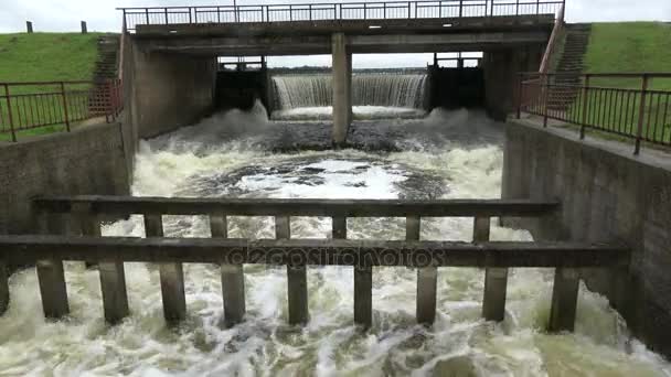 Water overflow in rivier dam na regenval — Stockvideo