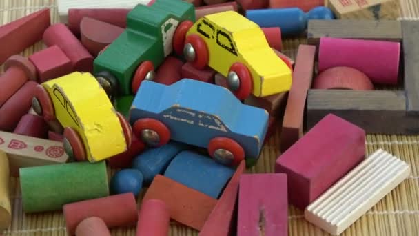Вращающиеся красочные деревянные модели автомобилей и другие игрушки — стоковое видео