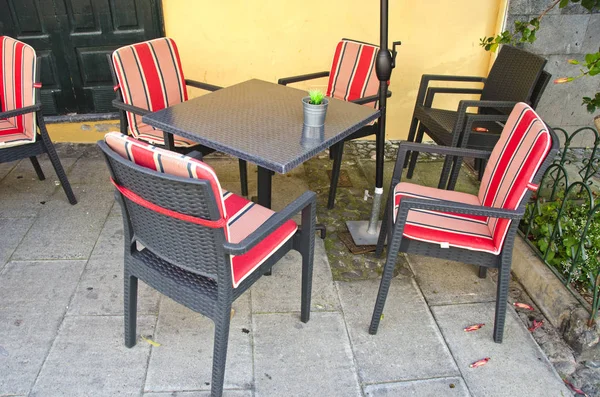 Straat restaurant meubels stoelen en tabelontwerp — Stockfoto