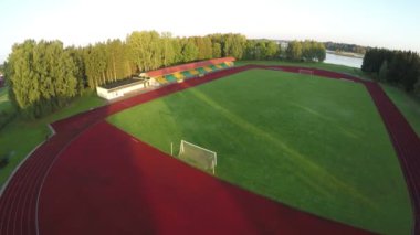 Sabah güneş ışığı spor stadyum üzerinde havadan görünümü
