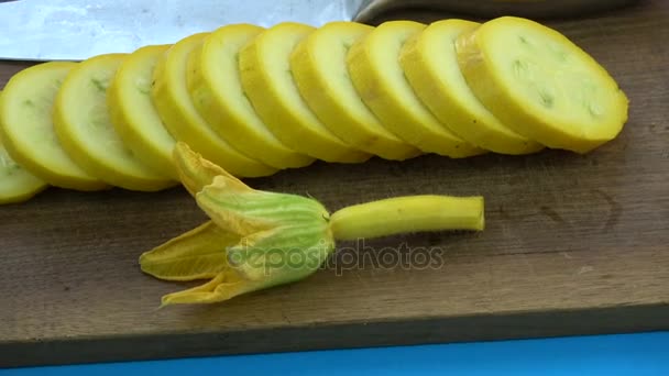 Roterende Courgette courgette segment en stalen keukenmes — Stockvideo