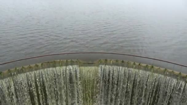 L'acqua del lago che cade nella vecchia costruzione della diga — Video Stock