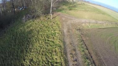 Sonbahar tarım arazileri yatay, ağaçlar üzerinde sinek ve küçük eski evlerini, havadan görünümü robot