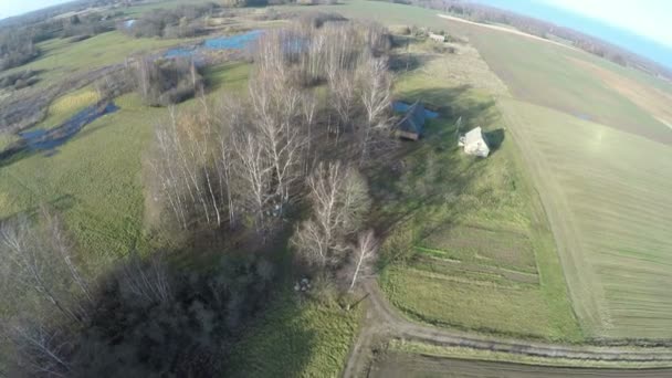 畑と小さな古い Homesteadand 水たまり秋農地上空撮 — ストック動画