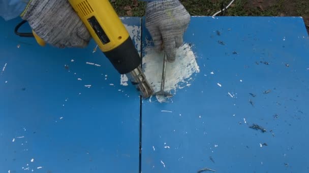 Removendo Pintura Azul Velha Com Ventilador Quente Raspador Metal — Vídeo de Stock