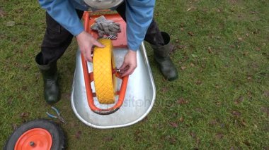 Değiştirme ve el arabası tekerlek sabitleme bahçıvan çiftçi
