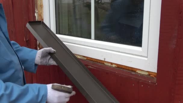 农村木屋工人修新窗台钣金 — 图库视频影像