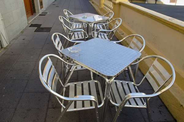 Сталевий стіл та стільці у вуличному кафе — стокове фото