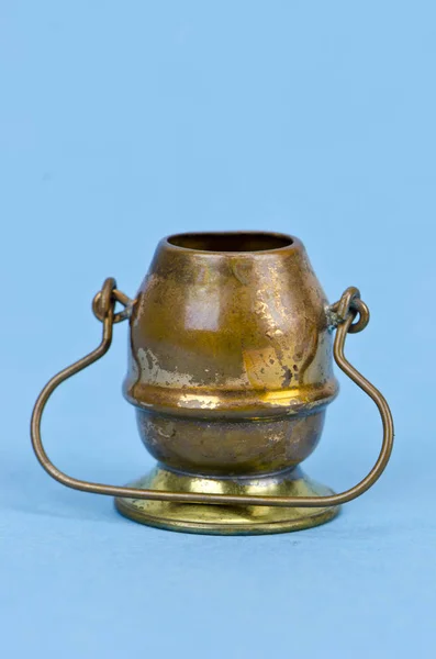Pote de cobre de latão decorativo em bacground azure — Fotografia de Stock