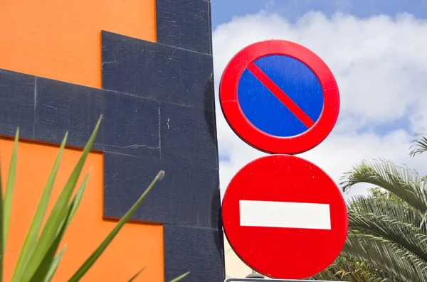 Evin duvarında, İspanya renkli yol sokak işaretleri — Stok fotoğraf