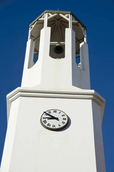 Historiska vita stadstornet med gamla klocka och klockan — Stockfoto