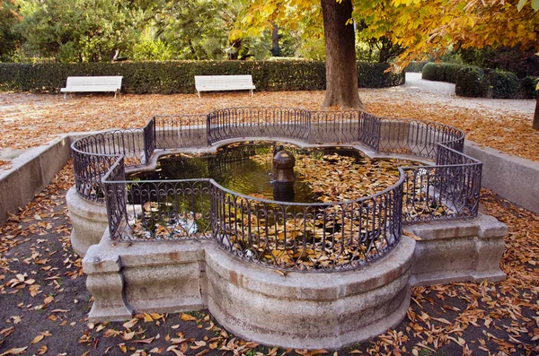 Historical beautiful fountain in old city park with bench in autumn — Stock Photo, Image