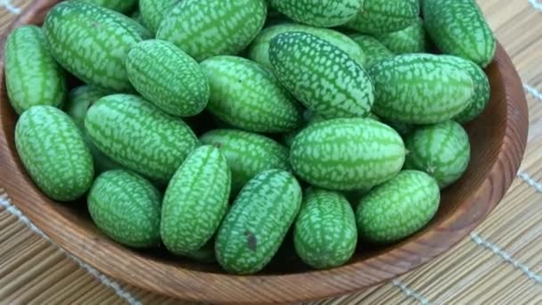 Roterende Verse Muis Meloenen Cucamelons Houten Plaat — Stockvideo