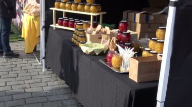 Birçok çiftçi sokak pazarında korunmuş meyve ve sebze Cam Kavanoz saksı