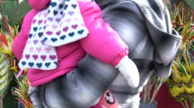 Geleneksel Litvanyalı Paskalya dekoratif palm buketleri bahar pazarında