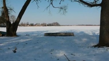 Kış dron aşağı karlı Gölü kıyısında ve eski ahşap tekne, hava uçan