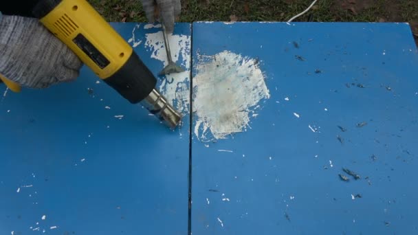 Raspagem Removendo Pintura Azul Velha Armário Madeira Velho Com Raspador — Vídeo de Stock