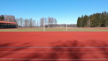 Futbol geçitten baharda uçan küçük boş il Stadyumu dron