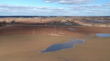 Erken Bahar tarım arazileri manzara ile su su birikintileri alan, havadan görünümü