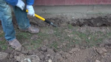 İşçi evi Vakfı yakınındaki hendek kazıyor