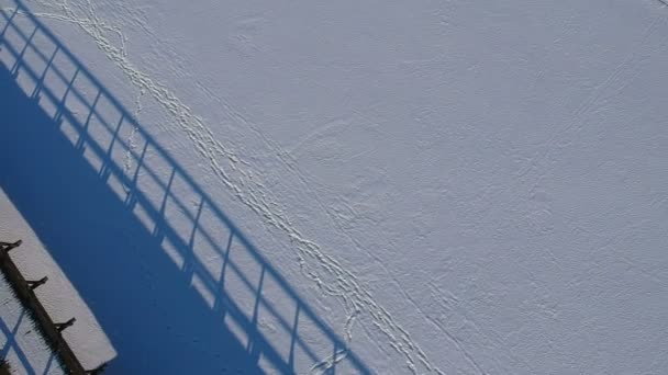 Holzbrücke Mit Blauem Schatten Auf Schneebedecktem Wintereis See Luftaufnahme — Stockvideo