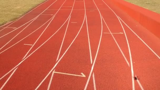 无人机飞越红小体育场跑道线 — 图库视频影像