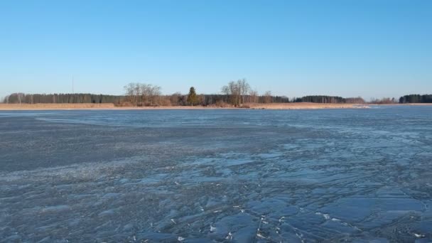 Drone Volar Por Encima Primavera Agrietado Lago Hielo Isla Vista — Vídeos de Stock