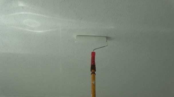 Schilderen Witte Kamer Plafond Met Verfroller — Stockvideo