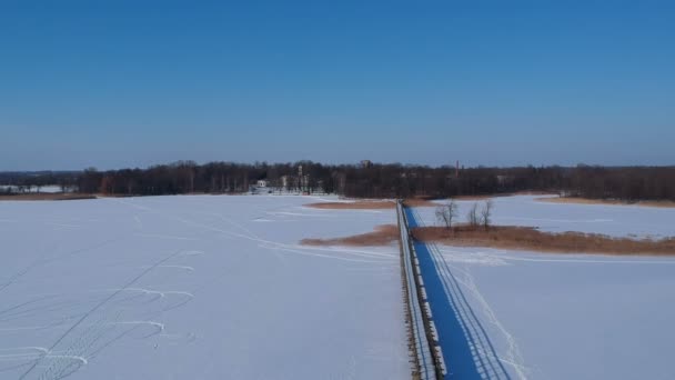 Μεγάλο Παλιό Ξύλινο Χειμώνα Γέφυρα Στον Πάγο Στη Λίμνη Χιονισμένο — Αρχείο Βίντεο
