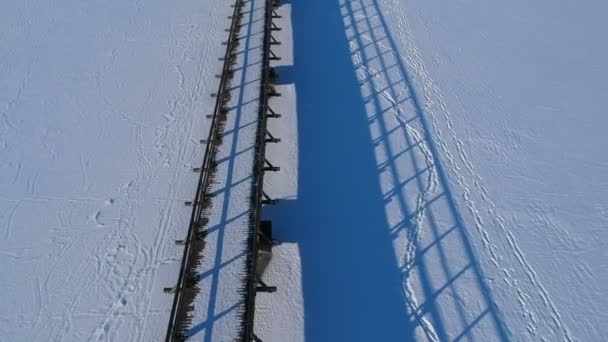 Vecchio Ponte Legno Con Ombra Blu Sulla Neve Vista Aerea — Video Stock