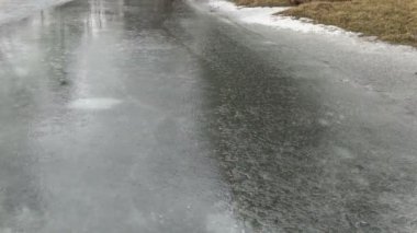 Göl buz doğa arka plan bahar yağmur