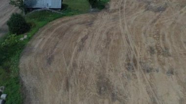 Eski ahşap çiftlik evi kalıntıları, hava manzarası.