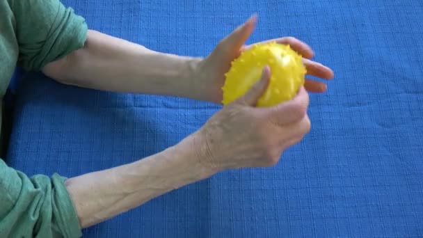 Tangan Wanita Tua Melakukan Latihan Rehabilitasi Setelah Stroke Dengan Bola — Stok Video