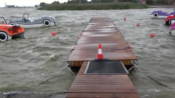 Plastic Kleurrijke Boten Vorm Van Auto Zee Water Golven Houten — Stockvideo