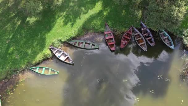 Drone Boven Oude Houten Vissersboten Groep Herfst Luchtfoto — Stockvideo