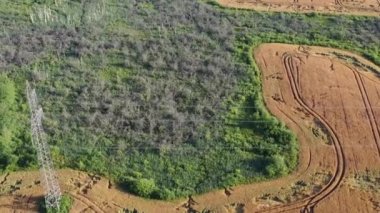 İnsansız hava aracı yaz sonunda tarlaların ve bataklıkların üzerinde uçuyor.