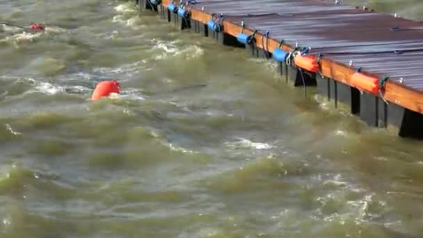 新しい木製の空の桟橋フラグメントと海嵐の波 — ストック動画