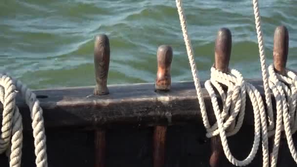 Fragmento Barco Madera Viejo Olas Mar Alejar — Vídeo de stock