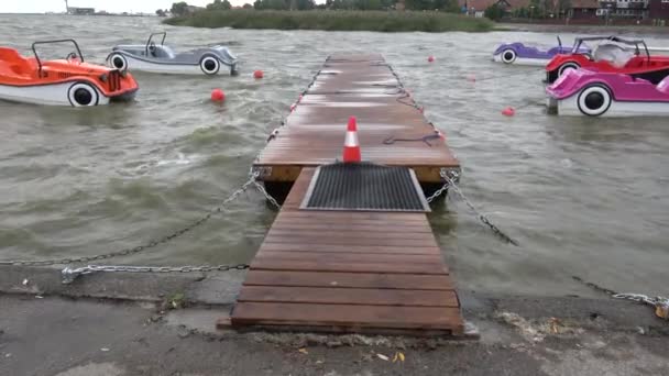 Plastic Boten Vorm Van Auto Zee Water Golven Nieuwe Houten — Stockvideo