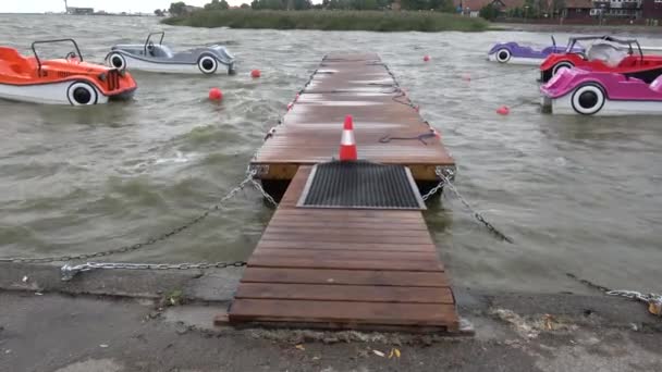 Barcos Plástico Forma Coches Olas Agua Mar Nuevo Muelle Madera — Vídeo de stock